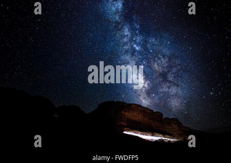 La Via Lattea con un incremento di oltre il percorso per Delicate Arch nel Parco Nazionale Arches, Utah. Foto Stock