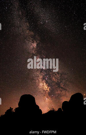 La via lattea e nucleo galattico sollevandosi al di sopra di due giganti massi stagliano Arches National Park in Moab, Utah. Foto Stock