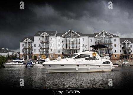 Enniskillen (/ˌɛnᵻsˈkɪlən/, dal gaelico irlandese Inis Ceithleann, il significato di "Ceithlenn isola dell' [ˈɪnʲɪʃ ˈcɛlʲən̪ˠ]) è una città civile e par Foto Stock