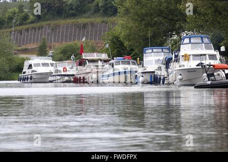 Enniskillen (/ˌɛnᵻsˈkɪlən/, dal gaelico irlandese Inis Ceithleann, il significato di "Ceithlenn isola dell' [ˈɪnʲɪʃ ˈcɛlʲən̪ˠ]) è una città civile e par Foto Stock