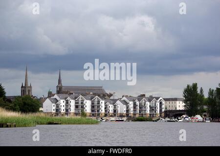 Enniskillen (/ˌɛnᵻsˈkɪlən/, dal gaelico irlandese Inis Ceithleann, il significato di "Ceithlenn isola dell' [ˈɪnʲɪʃ ˈcɛlʲən̪ˠ]) è una città civile e par Foto Stock