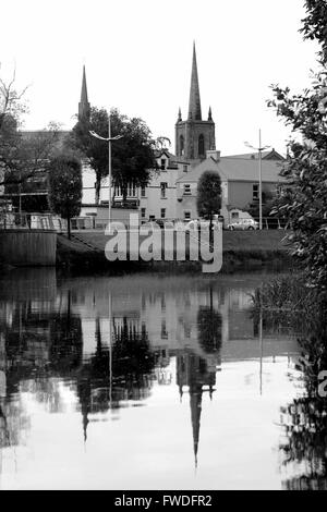 Enniskillen (/ˌɛnᵻsˈkɪlən/, dal gaelico irlandese Inis Ceithleann, il significato di "Ceithlenn isola dell' [ˈɪnʲɪʃ ˈcɛlʲən̪ˠ]) è una città civile e par Foto Stock