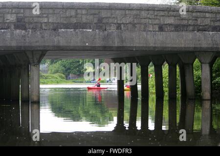 Enniskillen (/ˌɛnᵻsˈkɪlən/, dal gaelico irlandese Inis Ceithleann, il significato di "Ceithlenn isola dell' [ˈɪnʲɪʃ ˈcɛlʲən̪ˠ]) è una città civile e par Foto Stock