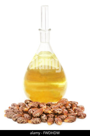 Olio di ricino con fagioli su sfondo bianco Foto Stock