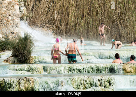 Cascate del Mulino (Mill cascata) presso le terme di Saturnia, Grosetto, Toscana, Italia, Europa Foto Stock