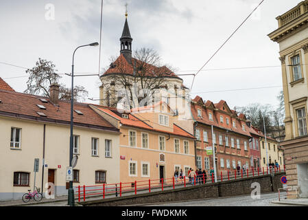 Colorate case rinascimentali, Pohorelec, lungo la strada per il Castello di Praga, lo sfondo è Strahovsky monastero, Repubblica Ceca Foto Stock