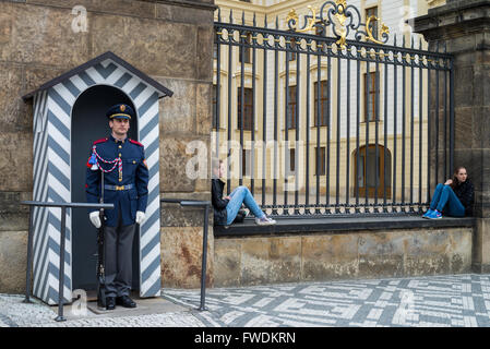 Guardia all'entrata del Castello di Praga, Repubblica Ceca Foto Stock