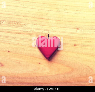 Cuore rosso sul vecchio squallido sfondo di legno Foto Stock