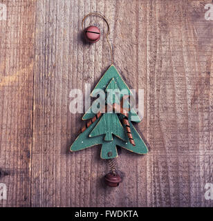 Natale decorazioni in legno albero di natale appeso su sfondo di legno Foto Stock