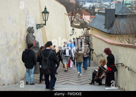 Vecchio Castello di gradini che portano dalla città minore per il Castello di Praga, Praga, Repubblica Ceca, Europa Foto Stock