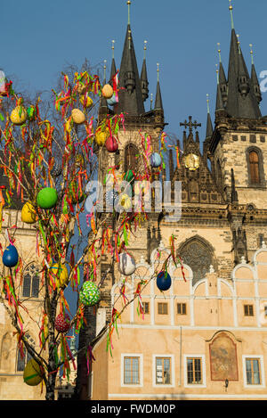 Mercato di pasqua Staromestske namesti, la piazza della città vecchia di Praga, Repubblica Ceca, Europa Foto Stock