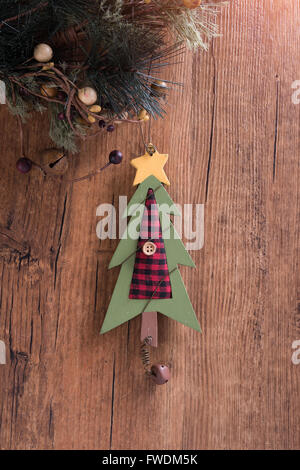 Natale decorazioni in legno albero di natale appeso su sfondo di legno Foto Stock