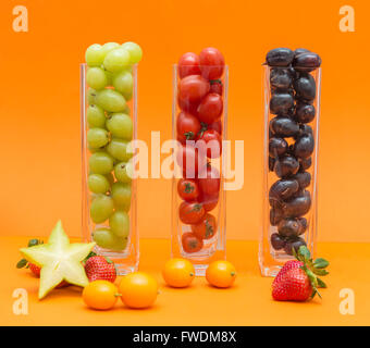 Frutta fresca e uva in vetro Foto Stock