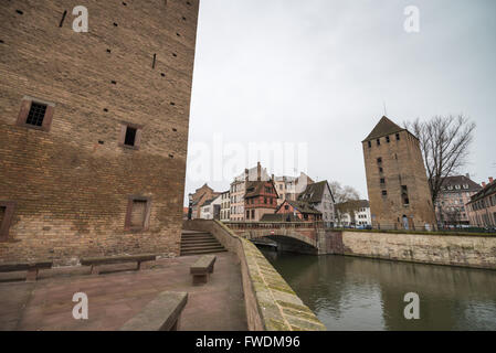 Panorama dei famosi ponti Ponts Couverts a Strasburgo, Francia Foto Stock