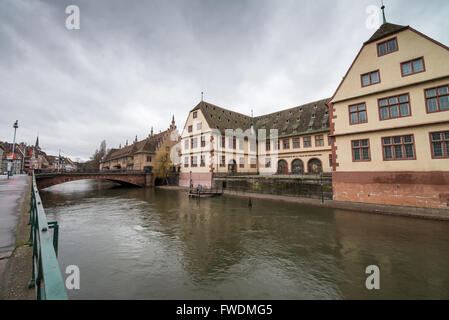 Corbeau bridge sul Ill Strasburgo, Alsazia,Francia,l'Europa Foto Stock