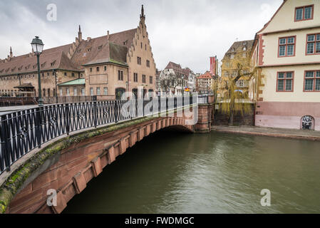 Corbeau bridge sul Ill Strasburgo, Alsazia,Francia,l'Europa Foto Stock