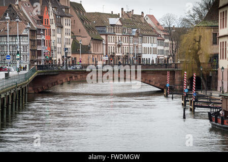 Corbeau bridge sul Ill Strasburgo, Alsazia,Francia,l'Europa Foto Stock