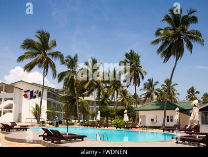 Sri Lanka, Trincomalee, Uppuveli, Palm Beach Resort, hotel piscina Foto Stock