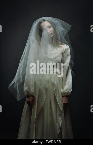 Bella donna posa come Fantoccio rotto . Surreale e tristezza concetto Foto Stock