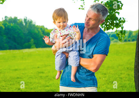 Padre e figlio in una passeggiata. Foto Stock