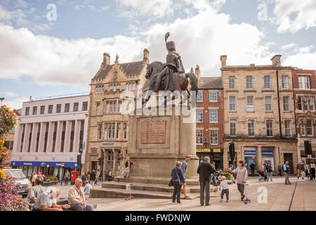 Una vista panoramica della frenetica Durham city centre con la statua del marchese di Londonderry Foto Stock