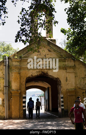 Sri Lanka, Trincomalee, Fort Frederick, 1676 gateway, la gente camminare attraverso arch Foto Stock