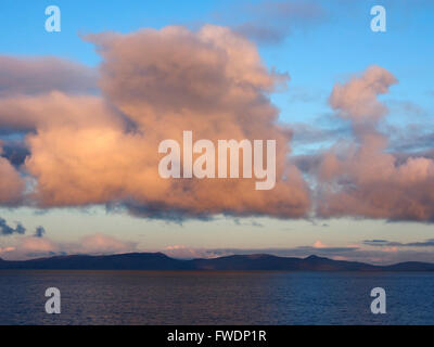 Rosa alba nuvole sopra Islay, Scozia da Caledonian Macbrayne ferry Foto Stock