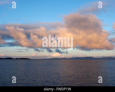 Rosa alba nuvole sopra Islay, Gigha, Scozia da Caledonian Macbrayne ferry Foto Stock