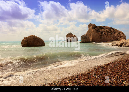 Seascape con Petra tou Romiou, noto anche come Roccia di Afrodite, è una pila di mare in Paphos, Cipro. Foto Stock