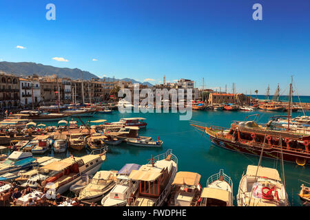 Porto storico e la città vecchia di Kyrenia (Girne) sull'isola di Cipro. Foto Stock