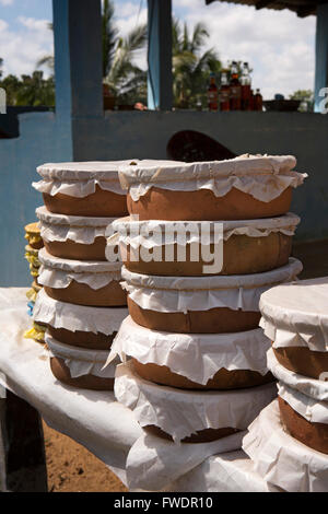 Sri Lanka, Galoya, buffalo cagliata in pentole di creta per la vendita in stallo stradale Foto Stock