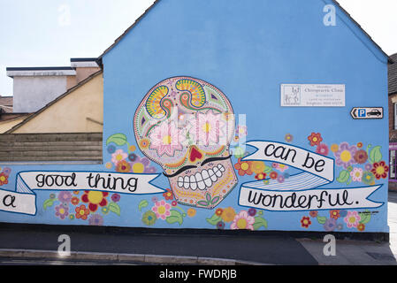 Cranio colorata carta murale. Glastonbury, Somerset, Inghilterra. Foto Stock
