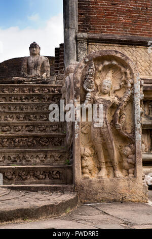 Sri Lanka, Polonnaruwa, un quadrangolo Vatadage, guardstone e Buddha centrale Foto Stock