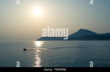 Jetski nel mare Adriatico con sfondo di montagna Foto Stock