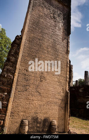 Sri Lanka, Polonnaruwa, un quadrangolo pilastro con pietra antica iscrizione Foto Stock