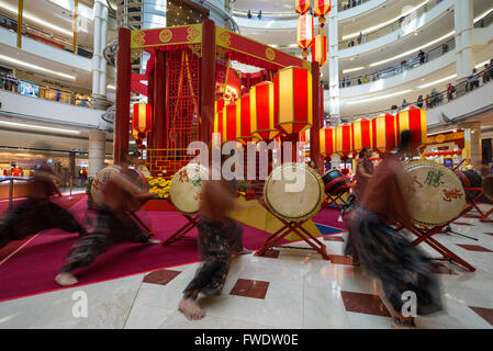 Esecutore di tamburo come parte del leone danza a Kuala Lumpur City Centre Mall in celebrazione del Capodanno cinese. Foto Stock