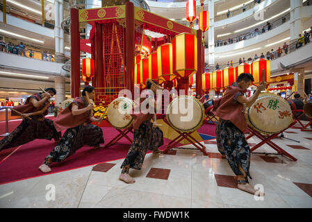 Esecutore di tamburo come parte del leone danza a Kuala Lumpur City Centre Mall in celebrazione del Capodanno cinese. Foto Stock