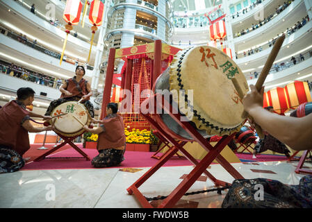 Esecutore di tamburo come parte del leone danza a Kuala Lumpur City Centre Mall in celebrazione del Capodanno cinese. Foto Stock