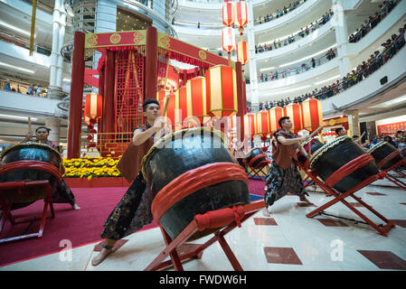 Esecutore di tamburo come parte del leone danza a Kuala Lumpur City Centre Mall in celebrazione del Capodanno cinese. Foto Stock