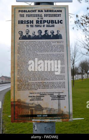 Copia del 1916 Irish proclamazione di indipendenza su una lampada posta in Londonderry, Irlanda del Nord Foto Stock