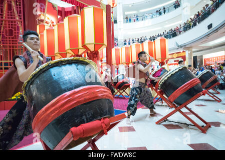 Esecutore di tamburo come parte del leone danza a Kuala Lumpur City Centre Mall in celebrazione del Capodanno cinese. Foto Stock