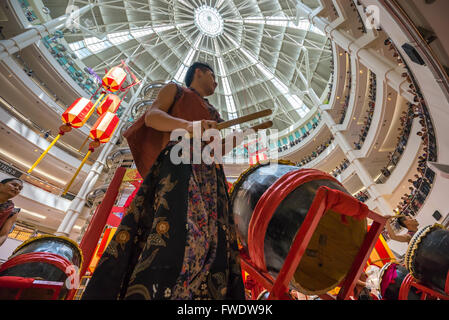 Esecutore di tamburo come parte del leone danza a Kuala Lumpur City Centre Mall in celebrazione del Capodanno cinese. Foto Stock