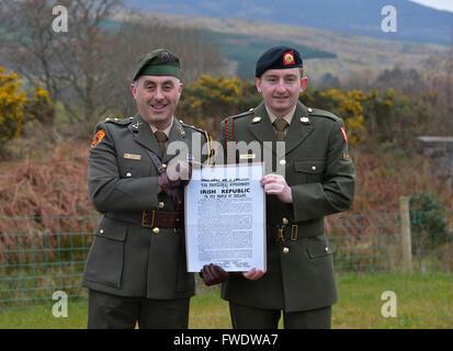 I membri dell'Irlandese le forze di difesa in possesso di una copia della Irish proclamazione di indipendenza. Foto Stock