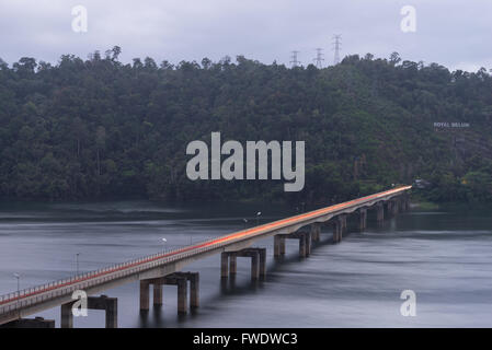 La fascettatura di bridge è un gateway per i 170 milioni di anni principalmente vergini della foresta pluviale tropicale del Royal Belumè parco dello stato. Foto Stock