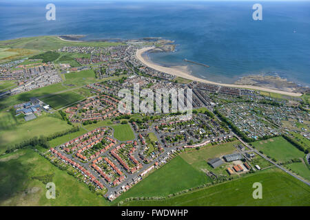 Una scenografica veduta aerea di Newbiggin dal mare sulla costa di Northumberland Foto Stock