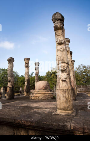 Sri Lanka, Polonnaruwa, un quadrangolo Nissankata Mandapa scolpite colonne in pietra intorno stupa Foto Stock