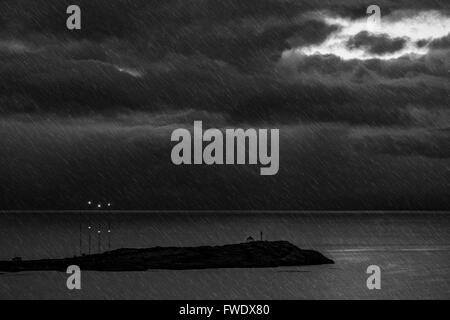 Trial Island Lighthouse all alba del giorno tempestoso-Victoria, British Columbia, Canada. Foto Stock