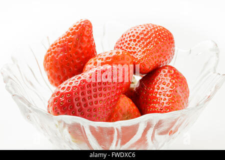 Fragole fresche in una ciotola di vetro Foto Stock