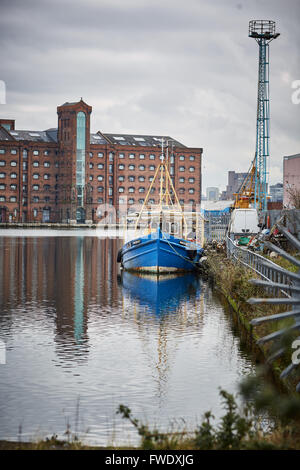 A ovest il galleggiante Merseyside Liverpool docks birkenhead da Duke Street bridge magazzino grande bacino costruito in mattoni Magazzino di mais, EAS Foto Stock