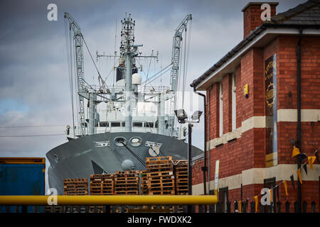 A ovest il galleggiante Merseyside Liverpool docks birkenhead da Duke Street RFA Rover nero è una piccola flotta di navi cisterna la British Royal Foto Stock